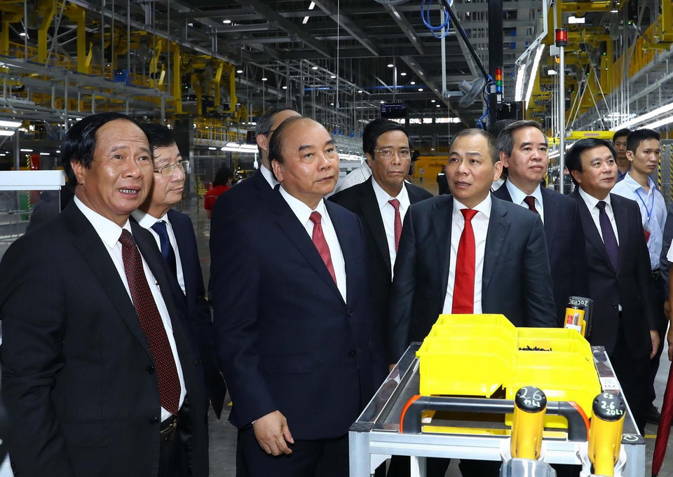 Thủ tướng Nguyễn Xuân Phúc và các đại biểu thăm xưởng lắp ráp Nhà máy sản xuất ôtô Vinfast. (Ảnh: Thống Nhất/TTXVN)