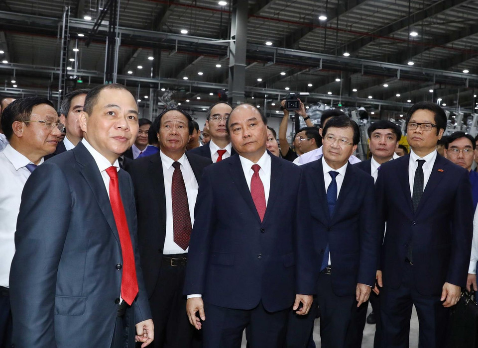 Thủ tướng Nguyễn Xuân Phúc và các đại biểu thăm xưởng lắp ráp Nhà máy sản xuất ôtô Vinfast. (Ảnh: Thống Nhất/TTXVN)