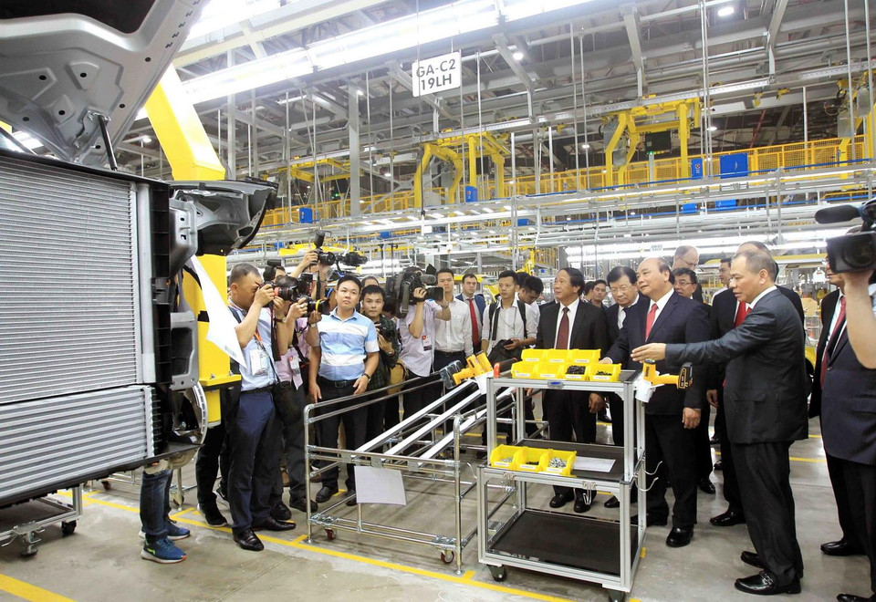 Thủ tướng Nguyễn Xuân Phúc với các đại biểu tham quan Nhà máy ô tô. (Ảnh: An Đăng/TTXVN)