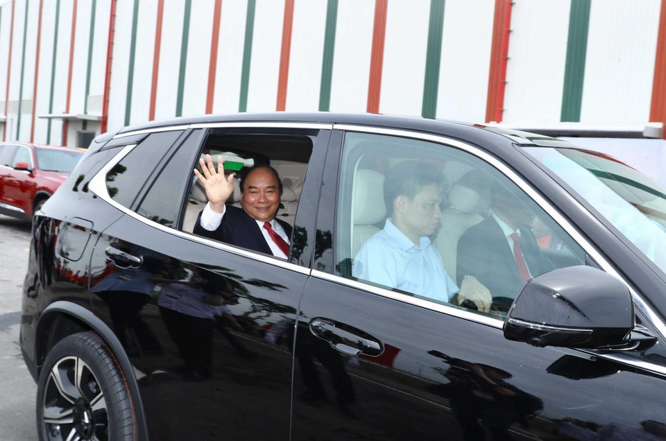 Thủ tướng Nguyễn Xuân Phúc kiểm tra chất lượng vận hành xe Vinfast. (Ảnh: Thống Nhất/TTXVN)