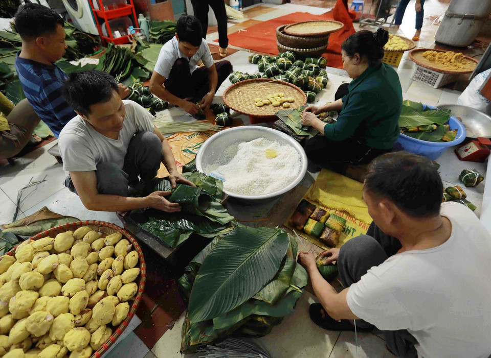 Dịp Tết Quý Mão năm nay, gia đình ông Nguyễn Văn Kiền sản xuất khoảng 3.000 chiếc bánh chưng. (Ảnh: Vũ Sinh/TTXVN)