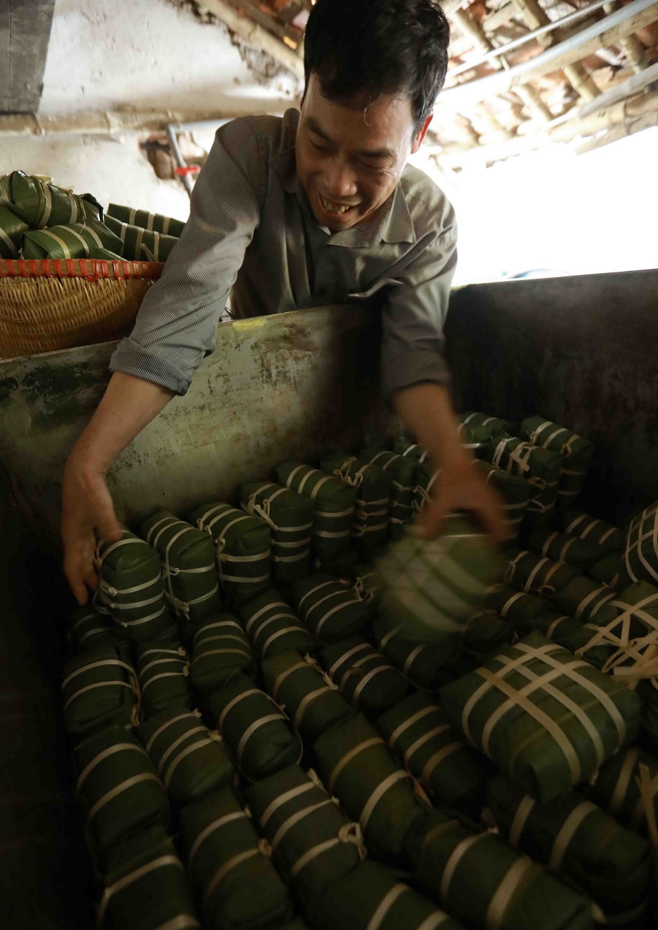 Bánh chưng sau khi gói được xếp ngay ngắn thành hàng vào nồi để đưa đi luộc, thời gian luộc mỗi mẻ từ 8 đến 10 giờ, sử dụng nồi điện hoặc đun ga. (Ảnh: Vũ Sinh/TTXVN)