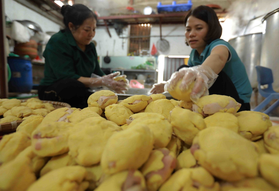 Chuẩn bị nhân đỗ xanh và thịt để gói bánh chưng ở gia đình ông Nguyễn Văn Kiền, thôn Tranh Khúc. (Ảnh: Vũ Sinh/TTXVN)