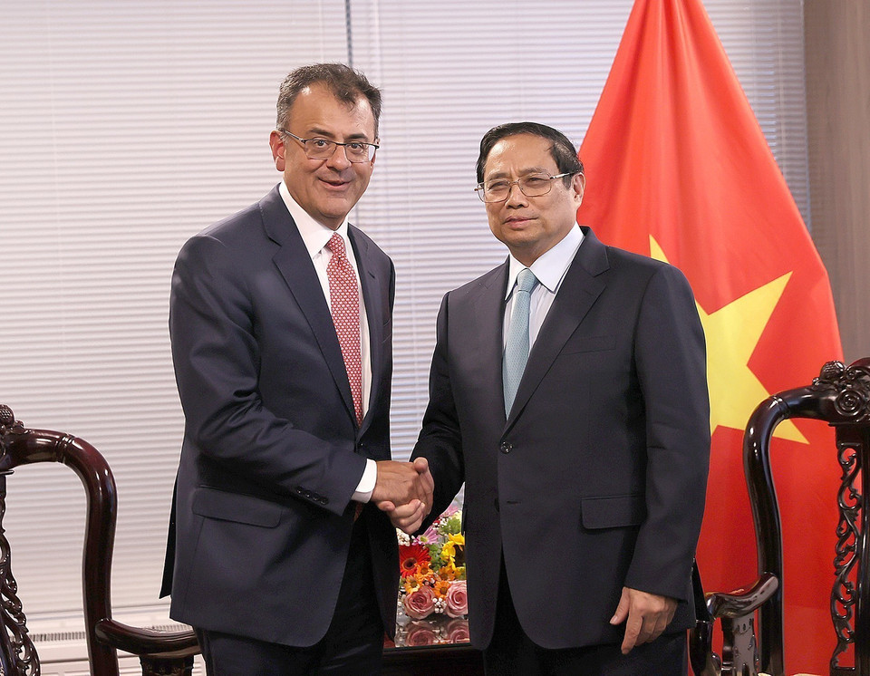 Thủ tướng Phạm Minh Chính tiếp ông Karan Bhatia, Phó Chủ tịch phụ trách Quan hệ Chính phủ và Chính sách Công Google. (Ảnh: Dương Giang/TTXVN)