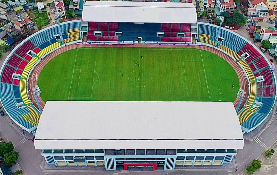  Sân vận động Cẩm Phả, thành phố Cẩm Phả, được đầu tư, nâng cấp đạt chuẩn phục vụ các giải đấu lớn. (Ảnh: Thanh Vân/TTXVN)