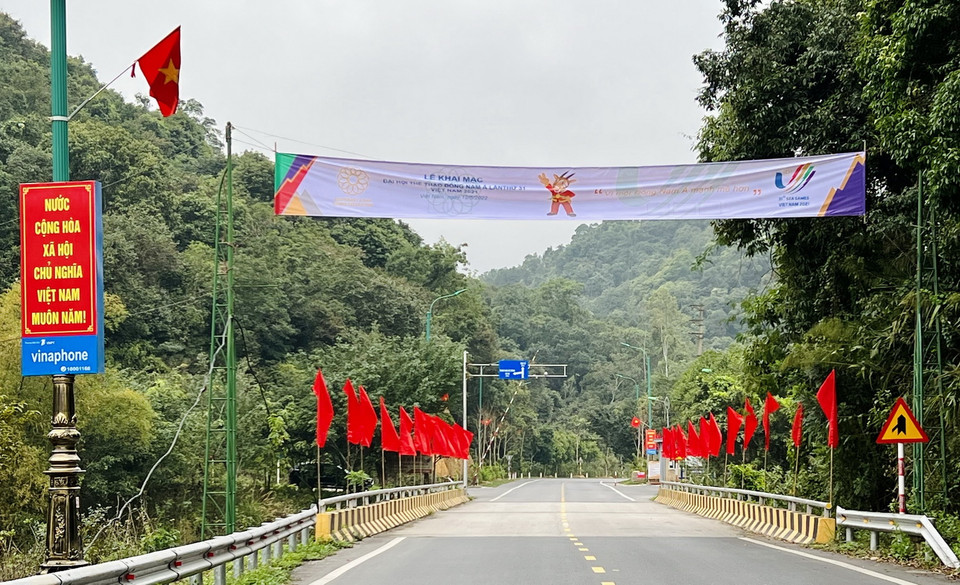  Cờ phướn, panô đã được treo tại các địa điểm thi đấu và dọc các tuyến đường chính. (Ảnh: Thanh Vân/TTXVN)