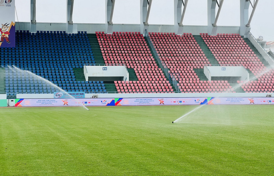  Mặt sân vận động Cẩm Phả được phun nước, chăm sóc hàng ngày đúng quy trình, kỹ thuật. (Ảnh: Thanh Vân/TTXVN)