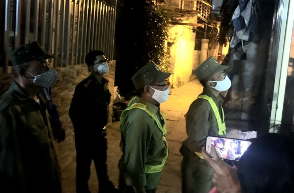 Lực lượng chức năng đã đi vận động những người chạy thận không đi khỏi nơi cư trú. (Ảnh: TTXVN phát)