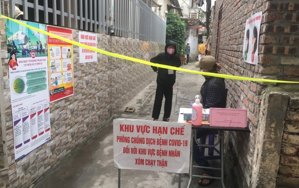  Khu vực cách ly "xóm chạy thận" tại ngõ 121 phố Lê Thanh Nghị đã đặt biển khu vực hạn chế phòng chống dịch bệnh COVID-19. (Ảnh: TTXVN phát)