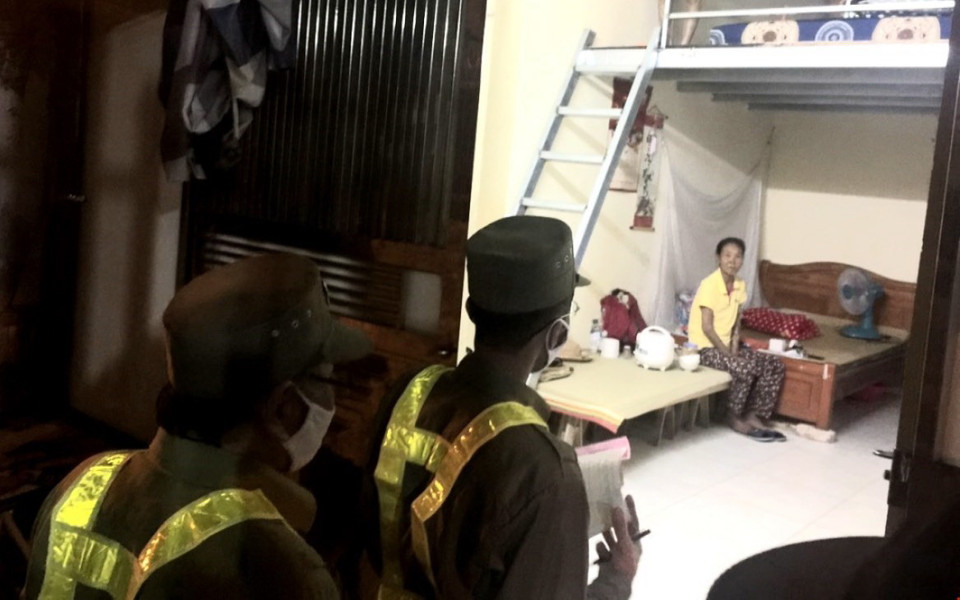 Lực lượng chức năng đã đi vận động những người chạy thận không đi khỏi nơi cư trú. (Ảnh: TTXVN phát)