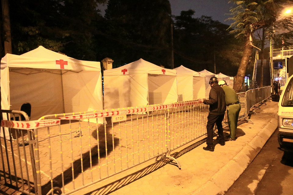 Lực lượng Công an phường Đồng Tâm triển khai phương án bảo vệ Trạm di động lấy mẫu xét nghiệmCOVID-19. (Ảnh: Doãn Tấn/TTXVN)