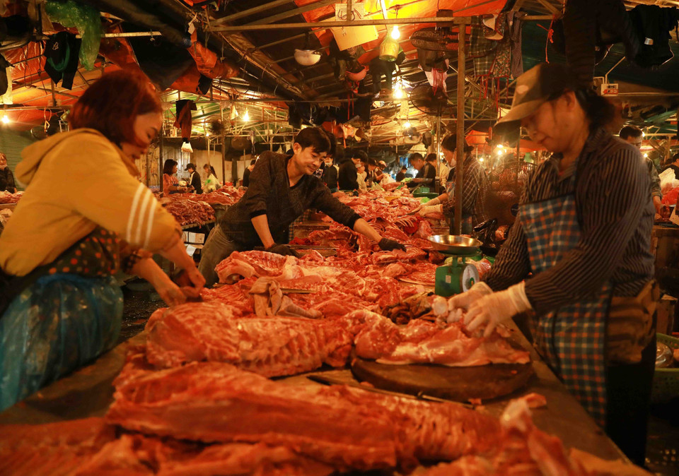 Nguồn cung thực phẩm ở chợ đầu mối Nam Hà Nội, quận Hoàng Mai khá dồi dào những ngày cận Tết. (Ảnh: Vũ Sinh/TTXVN)