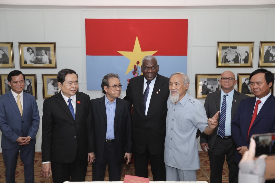 Phó Chủ tịch Thường trực Quốc hội Trần Thanh Mẫn và Chủ tịch Quốc hội Cuba Esteban Lazo Hernandez tại Khu Di tích Trụ sở Chính phủ Cách mạng lâm thời Cộng hòa miền Nam Việt Nam. (Ảnh: Nhật Anh/TTXVN)