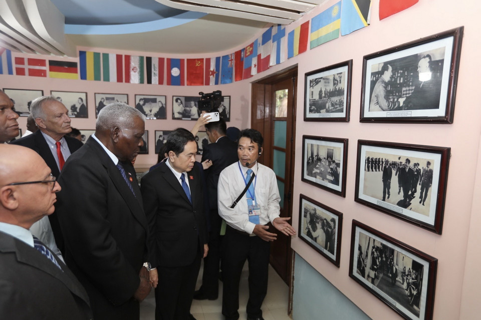 Phó Chủ tịch Thường trực Quốc hội Trần Thanh Mẫn và Chủ tịch Quốc hội Cuba Esteban Lazo Hernandez tham quan Khu Di tích Trụ sở Chính phủ Cách mạng lâm thời Cộng hòa miền Nam Việt Nam. (Ảnh: Nhật Anh/TTXVN)