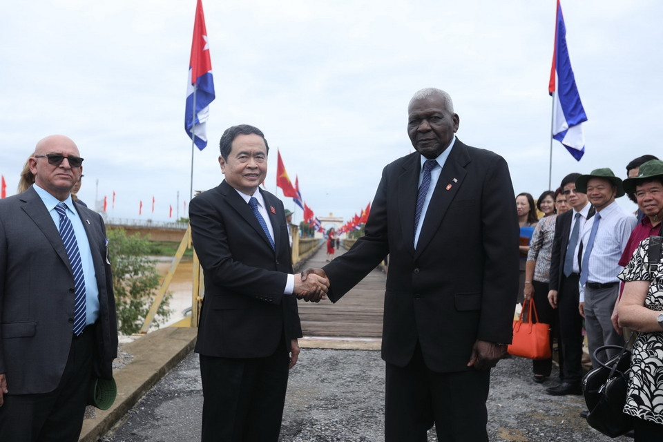 Phó Chủ tịch thường trực Quốc hội Trần Thanh Mẫn và Chủ tịch Quốc hội Cuba Esteban Lazo Hernandez tại Di tích cầu Hiền Lương. (Ảnh: Minh Quyết/TTXVN)