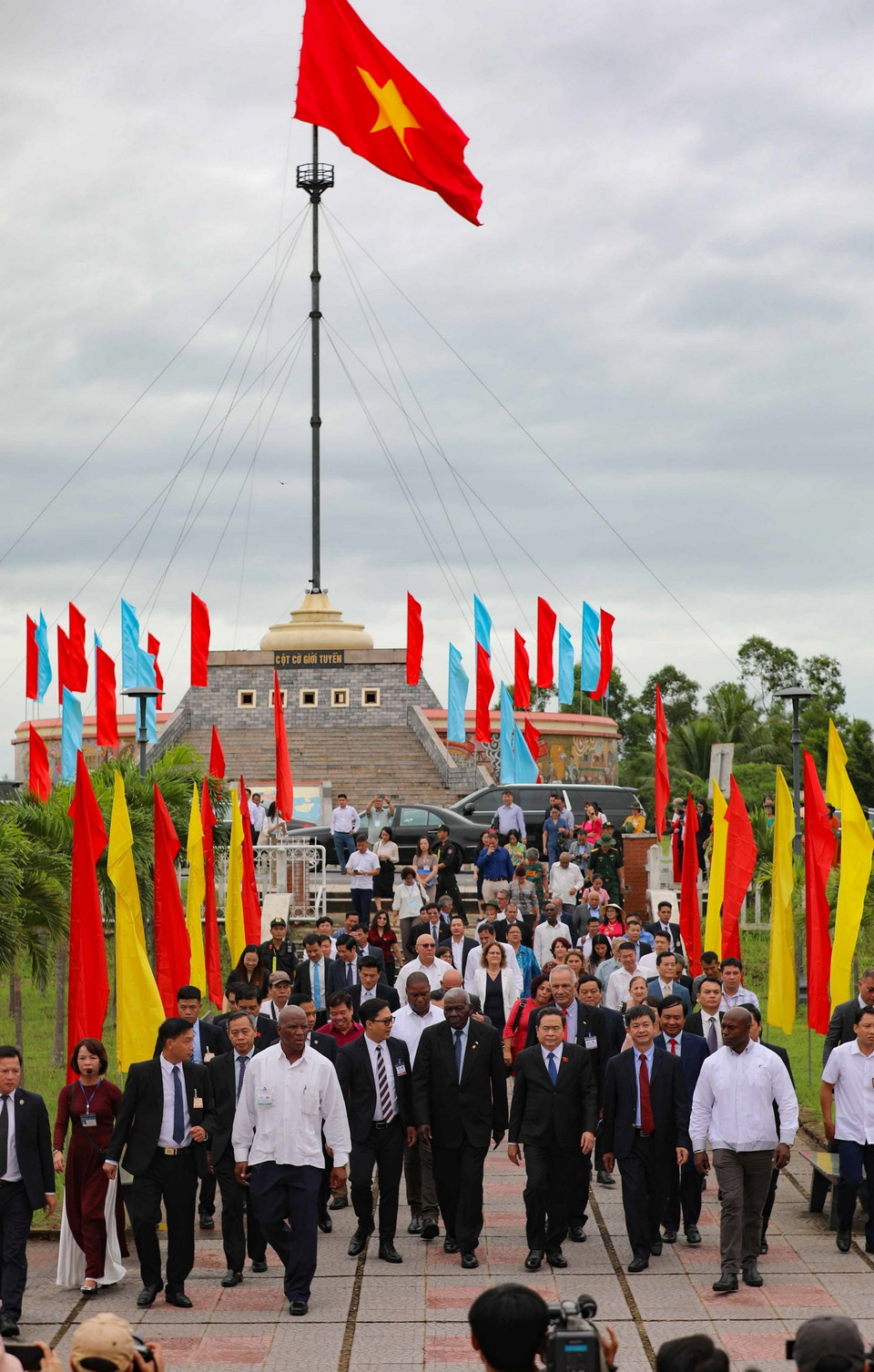Chủ tịch Quốc hội Cuba Esteban Lazo Hernandez cùng Phó Chủ tịch Thường trực Quốc hội Trần Thanh Mẫn và đoàn đại biểu hai nước thăm di tích Kỳ đài Hiền Lương thuộc Khu Di tích Quốc gia Đặc biệt Đôi bờ Hiền Lương-Bến Hải, huyện Vĩnh Linh. (Ảnh: Thanh Tùng/TTXVN)