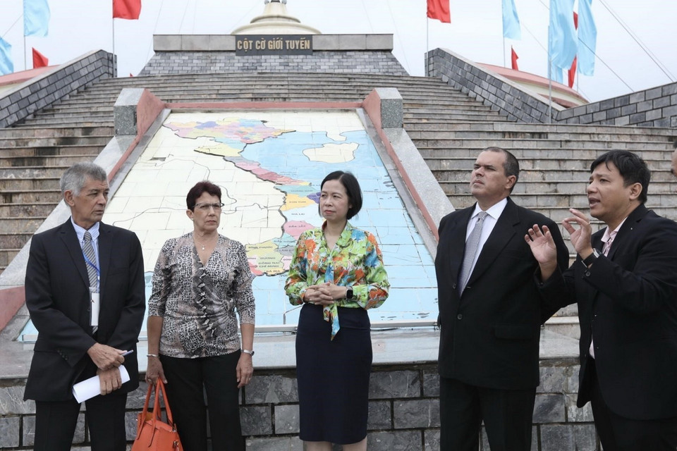 Tổng giám đốc TTXVN Vũ Việt Trang và Chủ tịch Thông tấn xã Prensa Latina (Cuba) Luis Enrique González Acosta thăm Di tích Kỳ đài Hiền Lương. (Ảnh: Minh Quyết/TTXVN)