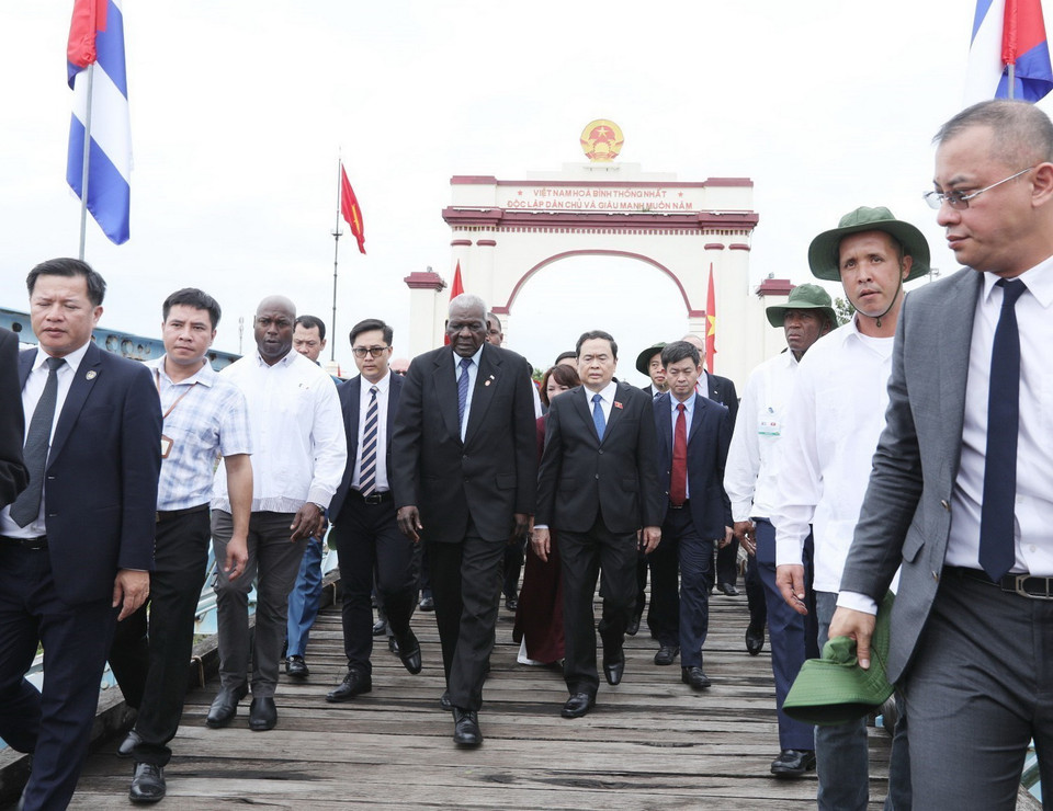 Đại biểu hai nước tới tham quan Di tích cầu Hiền Lương. (Ảnh: Minh Quyết/TTXVN)