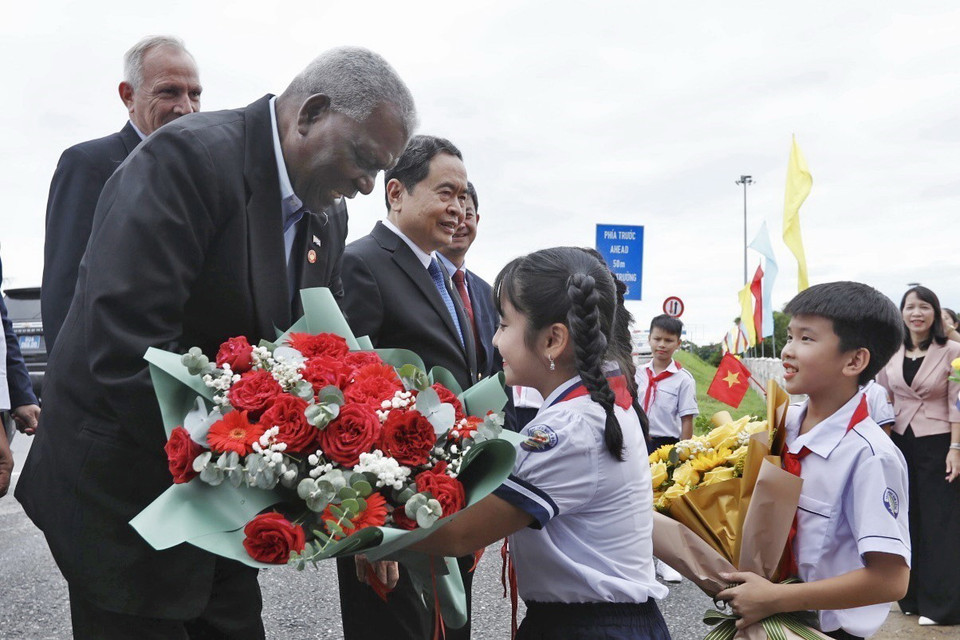 Thiếu nhi Quảng Trị tặng hoa, chào mừng các đại biểu tới thăm Khu Di tích Quốc gia Đặc biệt Đôi bờ Hiền Lương-Bến Hải, huyện Vĩnh Linh. (Ảnh: Minh Quyết/TTXVN)