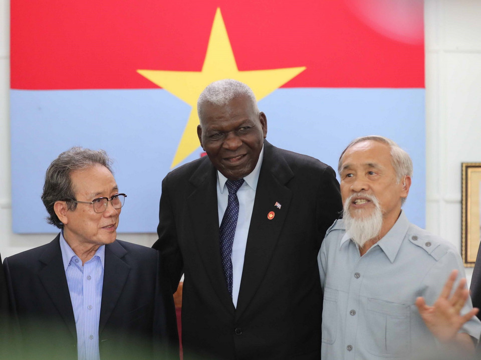 Chủ tịch Quốc hội Cuba Esteban Lazo Hernandez thân mật trò chuyện cùng các nhân chứng lịch sử khi thăm Di tích Trụ sở Chính phủ Cách mạng lâm thời Cộng hòa miền Nam Việt Nam tại Quảng Trị. (Ảnh: Thanh Tùng/TTXVN)