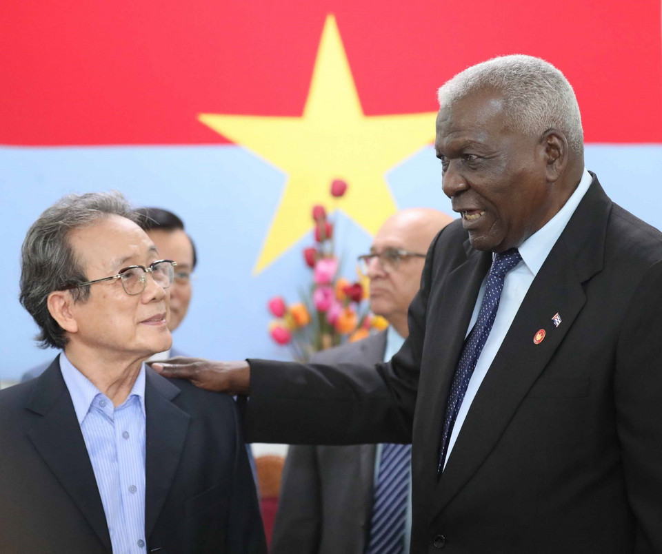 Chủ tịch Quốc hội Cuba Esteban Lazo Hernandez thân mật trò chuyện cùng nhân chứng lịch sử khi thăm Di tích Trụ sở Chính phủ Cách mạng lâm thời Cộng hòa miền Nam Việt Nam tại Quảng Trị. (Ảnh: Thanh Tùng/TTXVN)