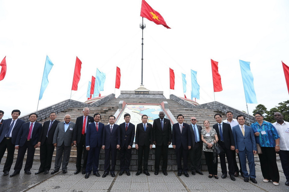 Chủ tịch Quốc hội Cuba Esteban Lazo Hernandez, Phó Chủ tịch Thường trực Quốc hội Trần Thanh Mẫn và đại biểu hai nước tại Di tích Kỳ đài Hiền Lương thuộc Khu Di tích Quốc gia Đặc biệt Đôi bờ Hiền Lương-Bến Hải. (Ảnh: Minh Quyết/TTXVN)