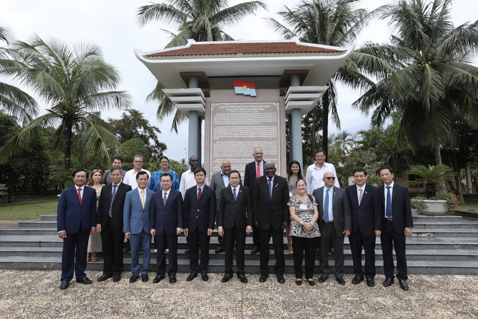 Phó Chủ tịch Thường trực Quốc hội Trần Thanh Mẫn và Chủ tịch Quốc hội Cuba Esteban Lazo Hernandez và đại biểu hai nước tham quan Khu Di tích Trụ sở Chính phủ Cách mạng lâm thời Cộng hòa miền Nam Việt Nam. (Ảnh: Nhật Anh/TTXVN)