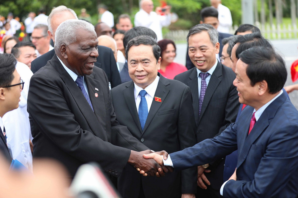 Đoàn đại biểu Cuba tới thăm Khu Di tích Quốc gia Đặc biệt Đôi bờ Hiền Lương-Bến Hải ở huyện Vĩnh Linh, trong sự chào đón nồng nhiệt của các đại biểu và người dân địa phương. (Ảnh: Nhật Anh/TTXVN)