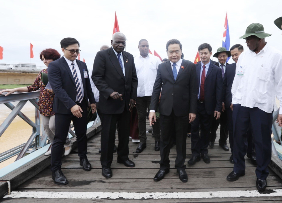 Đại biểu hai nước tới "Đường ranh phân chia Nam-Bắc" khi đến tham quan Di tích cầu Hiền Lương. (Ảnh: Minh Quyết/TTXVN)