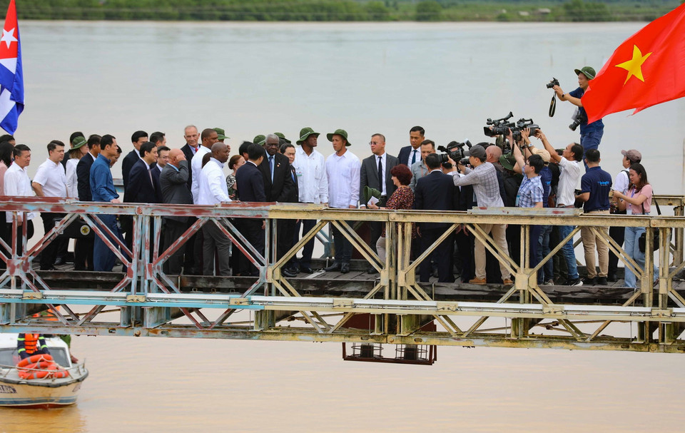 Đoàn đại biểu Cuba thăm cầu Hiền Lương thuộc Khu Du tích Quốc gia Đặc biệt Đôi bờ Hiền Lương-Bến Hải, huyện Vĩnh Linh. (Ảnh: Nhật Anh/TTXVN)