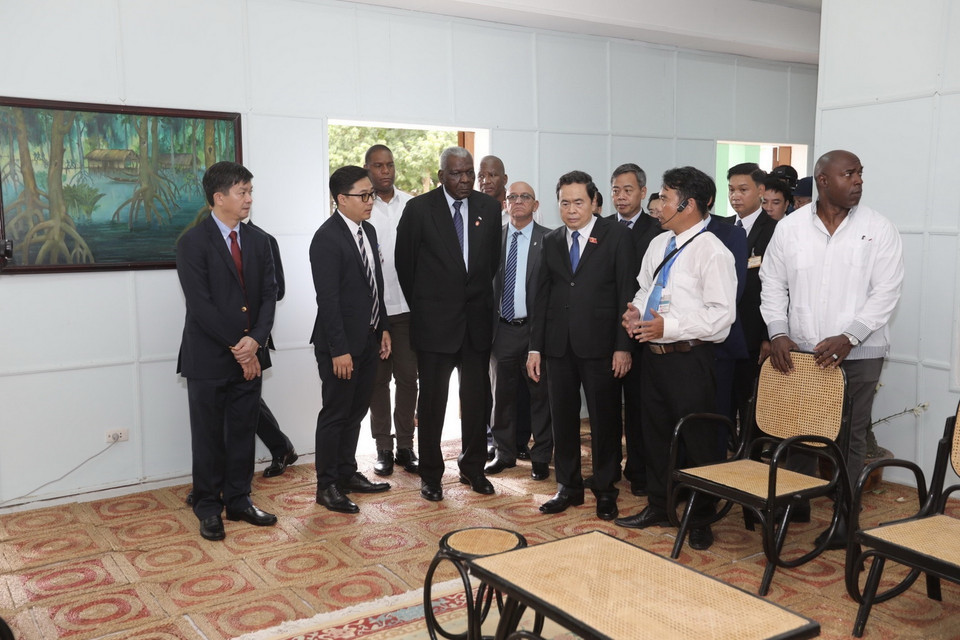 Phó Chủ tịch Thường trực Quốc hội Trần Thanh Mẫn và Chủ tịch Quốc hội Cuba Esteban Lazo Hernandez tại Khu Di tích Trụ sở Chính phủ Cách mạng lâm thời Cộng hòa miền Nam Việt Nam. (Ảnh: Nhật Anh/TTXVN)