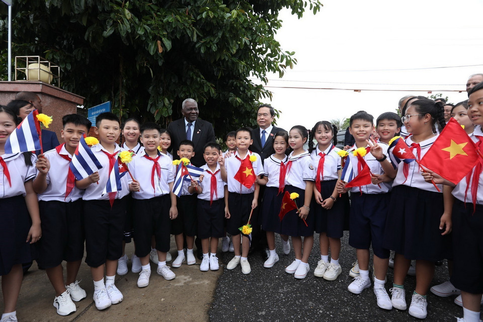 Chủ tịch Quốc hội Cuba Esteban Lazo Hernandez và Phó Chủ tịch thường trực Quốc hội Trần Thanh Mẫn với thiếu nhi tỉnh Quảng Trị tại Khu Di tích Quốc gia Đặc biệt Đôi bờ Hiền Lương-Bến Hải. (Ảnh: Minh Quyết/TTXVN))