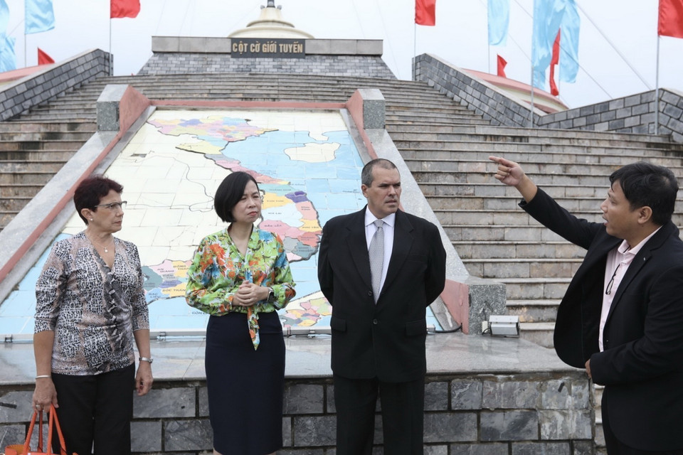 Tổng giám đốc TTXVN Vũ Việt Trang và Chủ tịch Thông tấn xã Prensa Latina (Cuba) Luis Enrique González Acosta tại Di tích Kỳ đài Hiền Lương. (Ảnh: Minh Quyết/TTXVN)