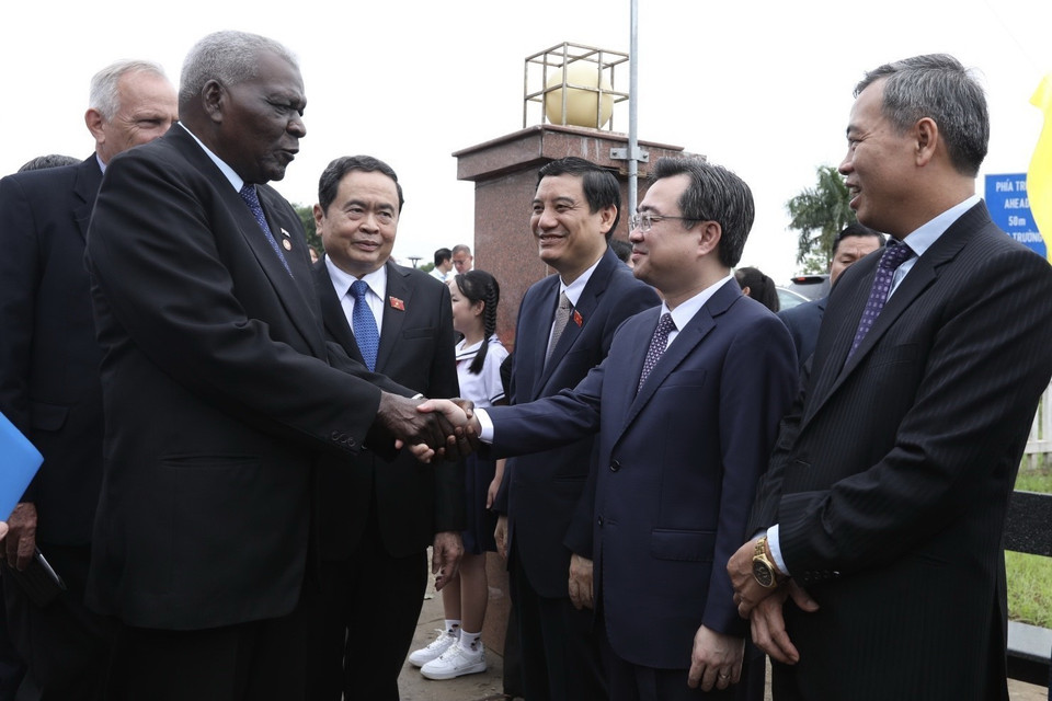 Lãnh đạo Đảng, Nhà nước và bộ, ngành, địa phương đón Đoàn đại biểu Cuba tới thăm Khu Di tích Quốc gia Đặc biệt Đôi bờ Hiền Lương-Bến Hải. (Ảnh: Minh Quyết/TTXVN)