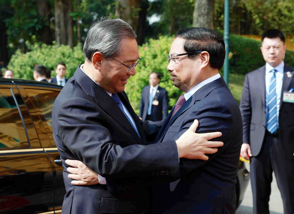 Thủ tướng Phạm Minh Chính đón Thủ tướng Trung Quốc Lý Cường. (Ảnh: Dương Giang/TTXVN)