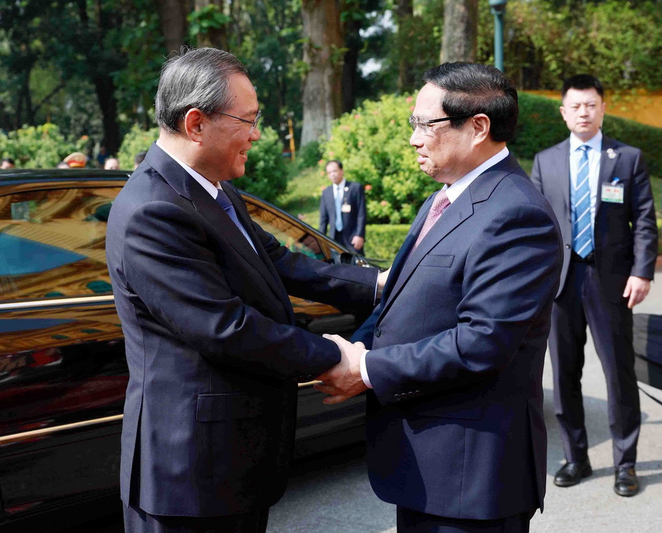 Thủ tướng Phạm Minh Chính đón Thủ tướng Trung Quốc Lý Cường. (Ảnh: Dương Giang/TTXVN)