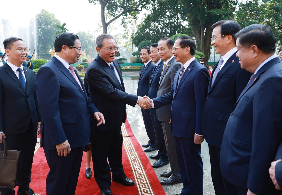 Thủ tướng Phạm Minh Chính giới thiệu với Thủ tướng Trung Quốc Lý Cường thành viên đoàn Việt Nam. (Ảnh: Dương Giang/TTXVN)