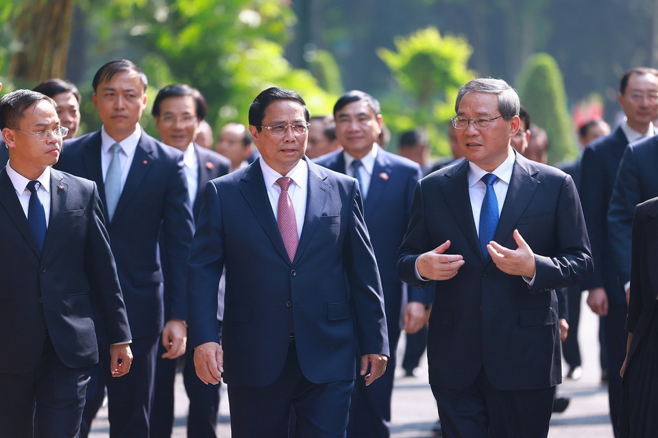 Thủ tướng Phạm Minh Chính đón Thủ tướng Trung Quốc Lý Cường. (Ảnh: Dương Giang/TTXVN)