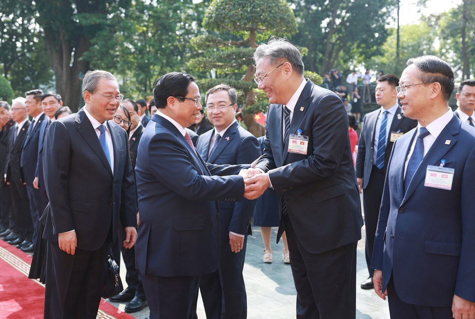Thủ tướng Trung Quốc Lý Cường giới thiệu với Thủ tướng Phạm Minh Chính thành viên đoàn Trung Quốc. (Ảnh: Dương Giang/TTXVN)
