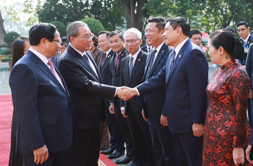 Thủ tướng Phạm Minh Chính giới thiệu với Thủ tướng Trung Quốc Lý Cường thành viên đoàn Việt Nam. (Ảnh: Dương Giang/TTXVN)