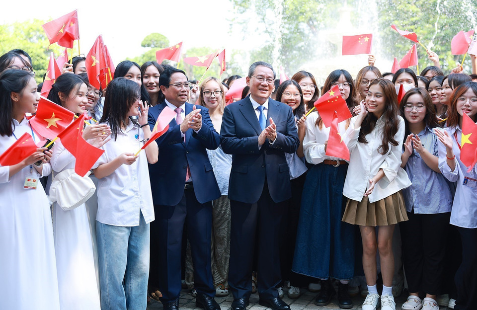 Thủ tướng Phạm Minh Chính và Thủ tướng Trung Quốc Lý Cường với các sinh viên tại lễ đón. (Ảnh: Dương Giang/TTXVN)