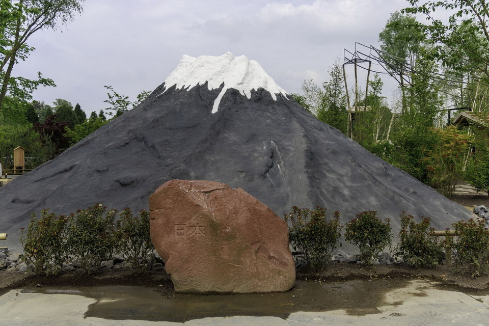 Phiên bản núi Phú Sĩ của Nhật Bản trong Công viên động vật hoang dã Pairi Daiza. (Ảnh: TTXVN phát)