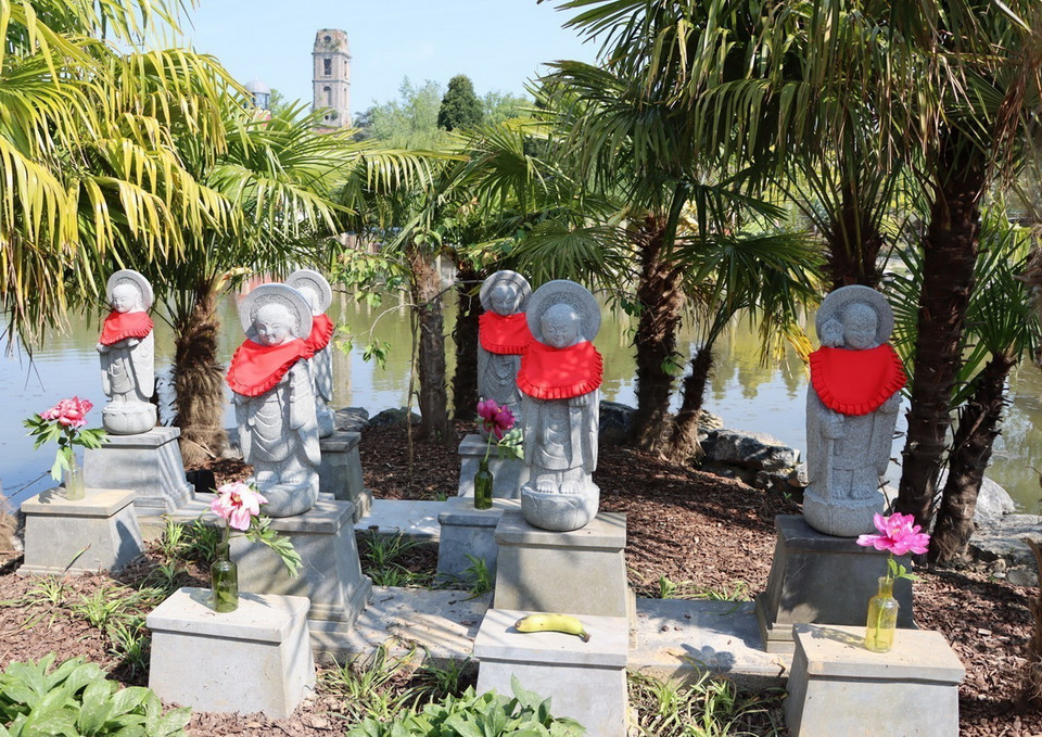 Các bức tượng đá Jizo đặc trưng của Nhật Bản. (Ảnh: Hương Giang/TTXVN)