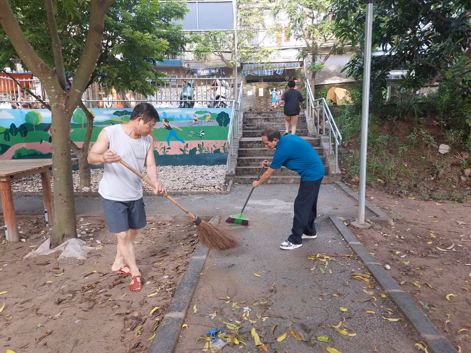 Người dân dọn vệ sinh ở Công viên rừng Phúc Tân tại bờ vở sông Hồng. (Ảnh: Đinh Thuận/TTXVN)