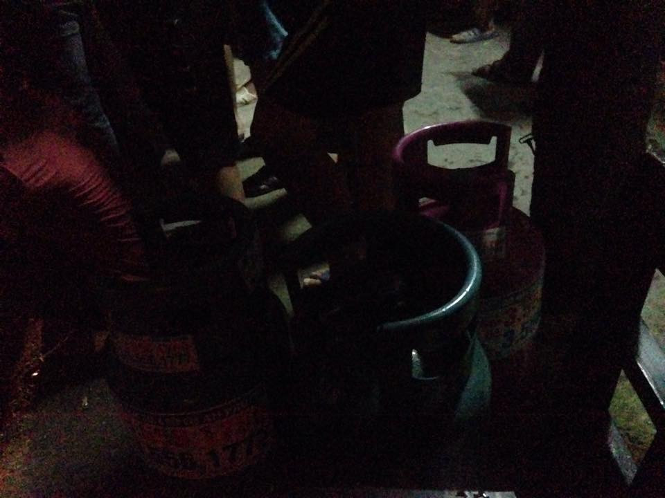 Một số bình còn bị cháy xém. (Nguồn: Vietnam+)