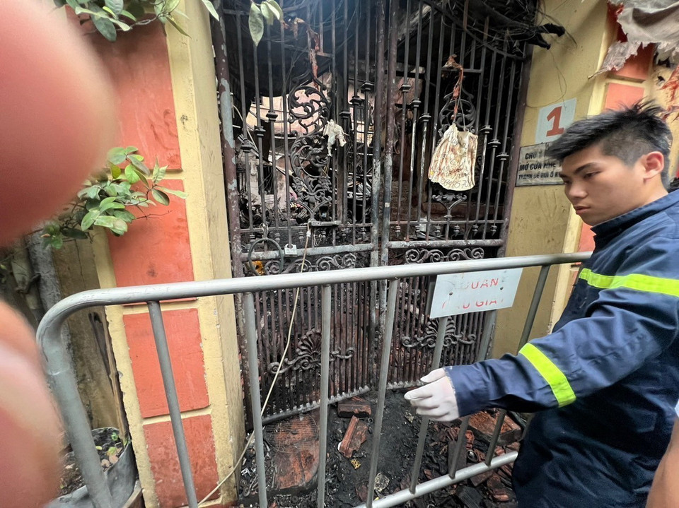 Lực lượng chức năng bảo vệ hiện trường vụ cháy. (Ảnh: Phạm Kiên/TTXVN)