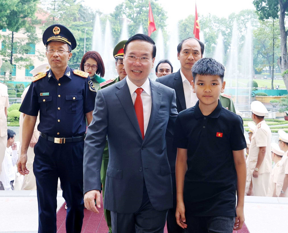  Chủ tịch nước Võ Văn Thưởng và em Lường Quốc Bảo, con của Đại úy, liệt sỹ Lường Phát Chiêm, Trung đội trưởng Phòng Cảnh sát bảo vệ và hỗ trợ tư pháp, Công an tỉnh Sơn La. (Ảnh: Thống Nhất/TTXVN)