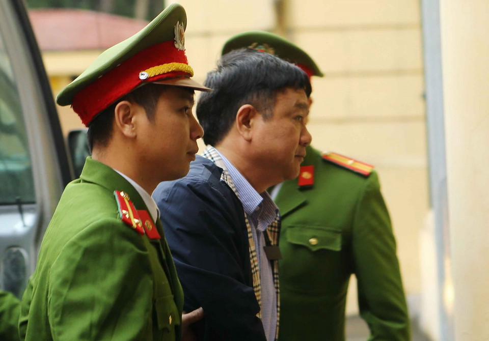 Cảnh sát dẫn giải bị cáo Đinh La Thăng vào phòng xét xử. (Ảnh: Doãn Tấn/TTXVN)
