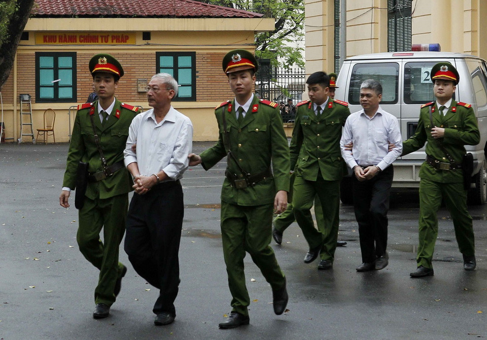  Các bị cáo được dẫn giải tới tòa. (Ảnh: Văn Điệp/TTXVN)