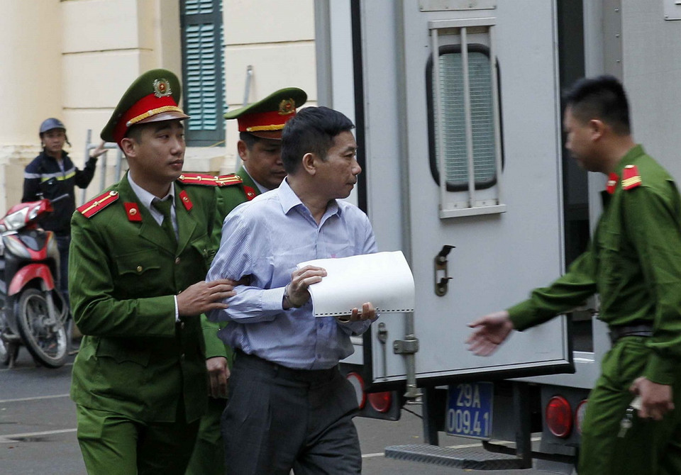 Bị cáo Ninh Văn Quỳnh, nguyên Kế toán trưởng kiêm Trưởng Ban Tài chính Kế toán và Kiểm toán PVN bị dẫn giải tới tòa. (Ảnh: Văn Điệp/TTXVN)